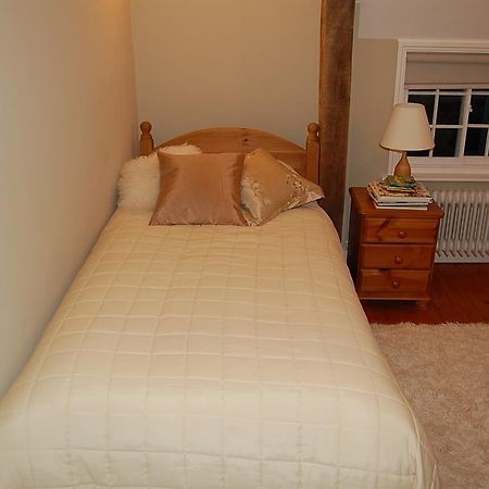 Pickwick House Bed & Breakfast Stoke by Clare Room photo