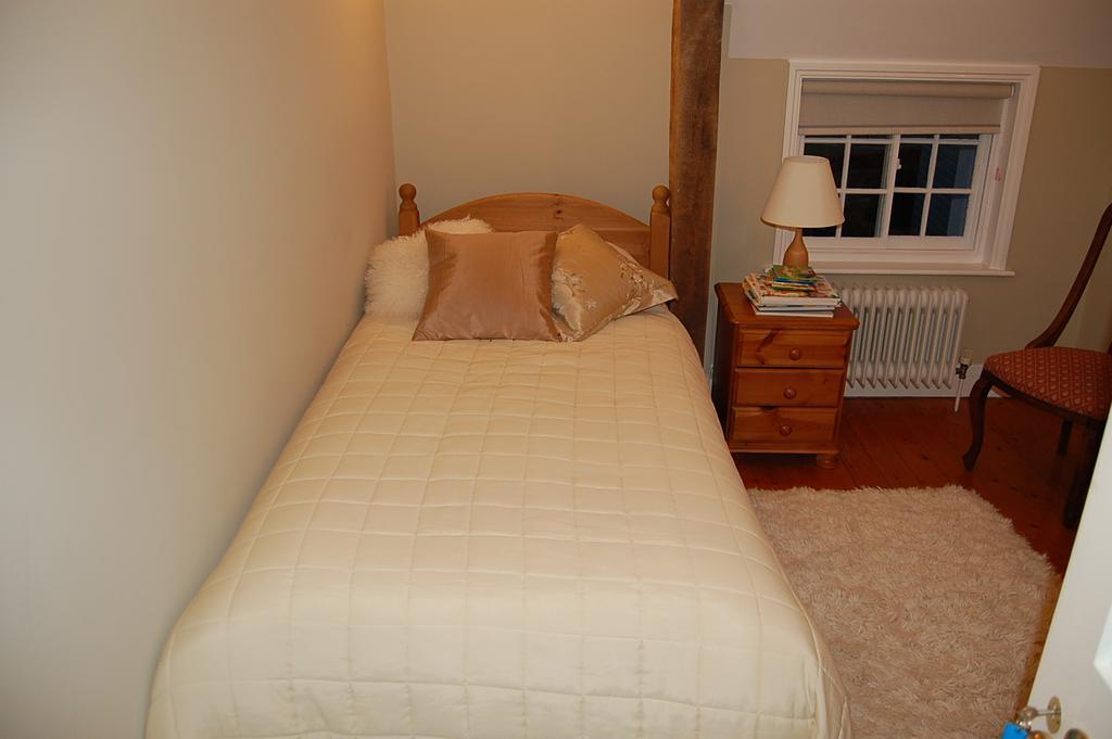 Pickwick House Bed & Breakfast Stoke by Clare Room photo